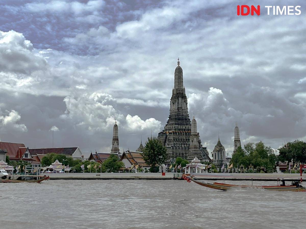 Potret Wat Arun dan Sungai Chao Phraya, Bangkok, Thailand 