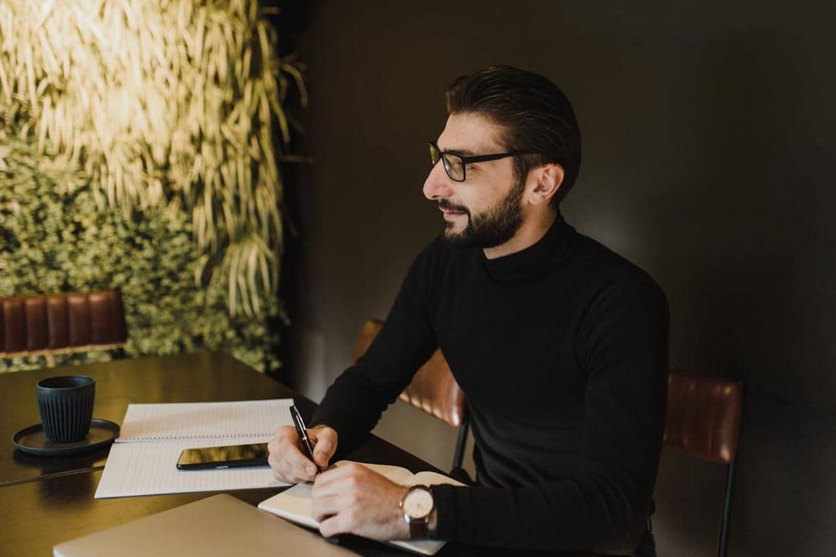 ilustrasi menulis ide