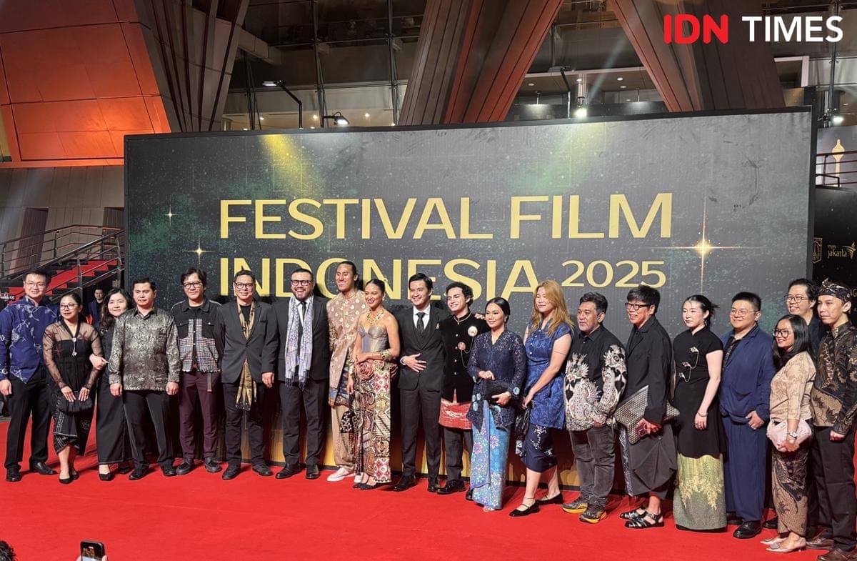 Rombongan pemain dan tim produksi film Pengepungan di Bukit Duri di red carpet FFI 2025 pada Kamis (20/11/2025)