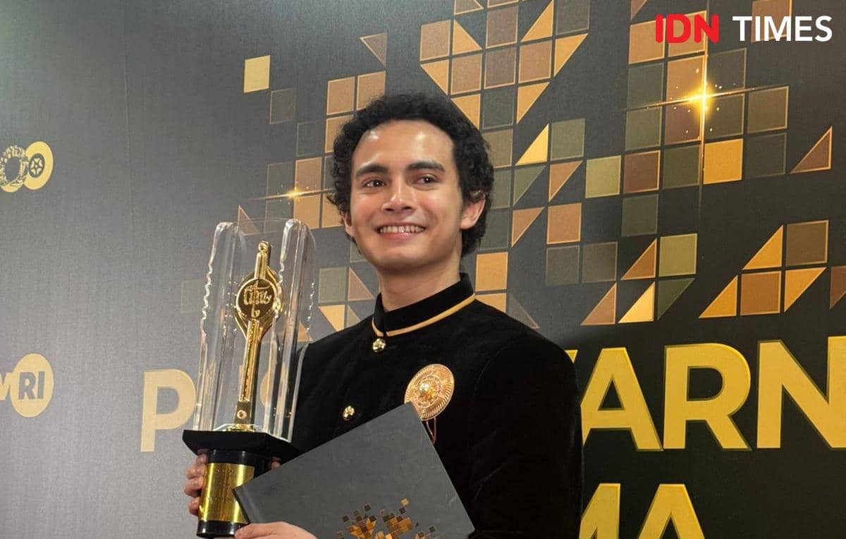 Omara Esteghlal sesaat setelah menerima Piala Citra untuk kategori Pemeran Pendukung Pria Terbaik di FFI 2025