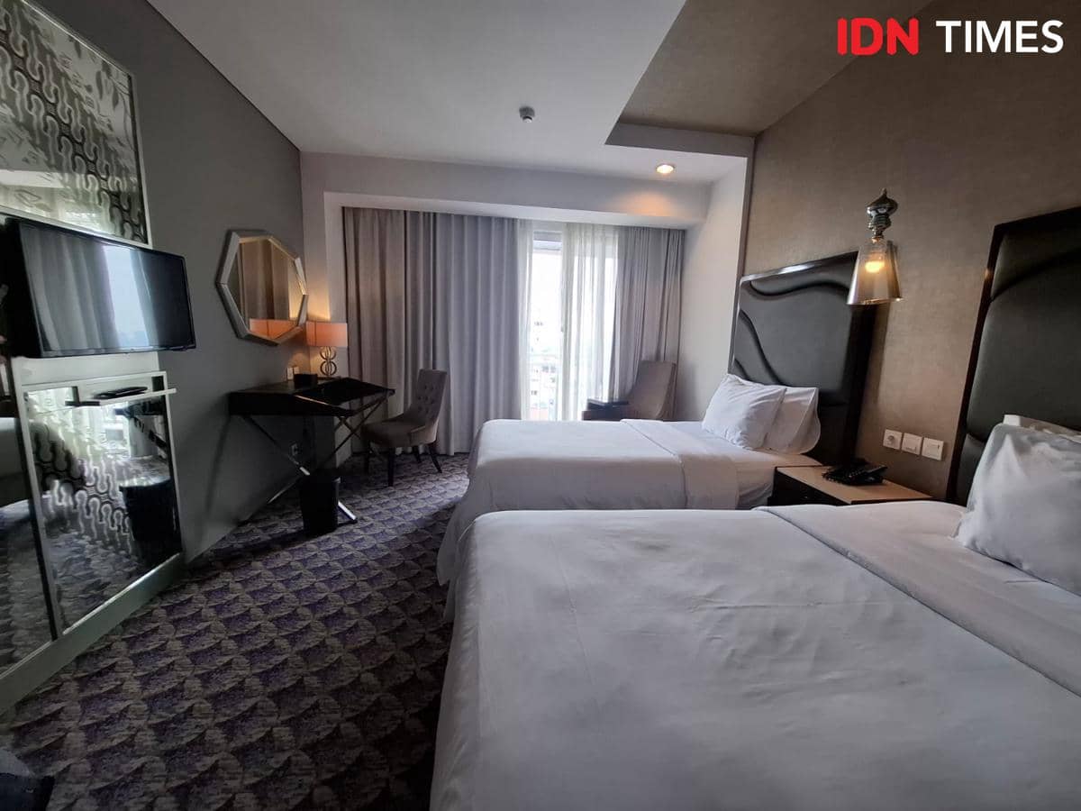 Kamar tipe Deluxe di Fairview Hotel, Jakarta Selatan. 