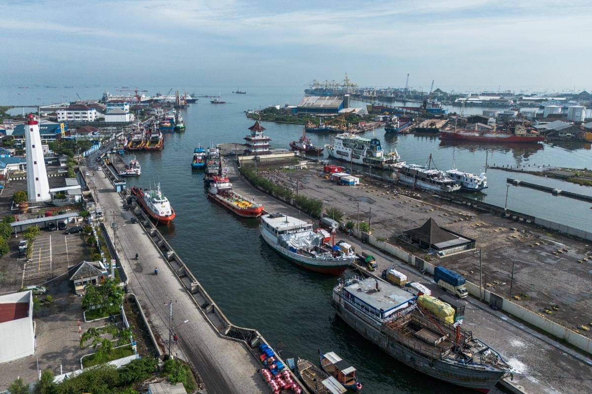 Foto udara deretan kapal bersandar di Pelabuhan Tanjung Emas, Semarang, Jawa Tengah. (ANTARA FOTO/Aprillio Akbar)