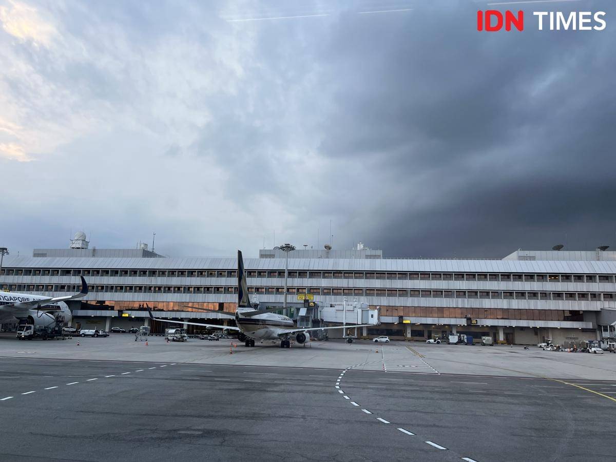 Potret pesawat terbang parkir di bandara 
