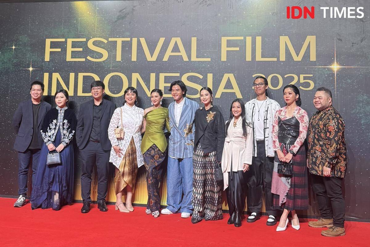 Tim film Sore: Istri dari Masa Depan di red carpet FFI 2025 pada Kamis (20/11/2025)