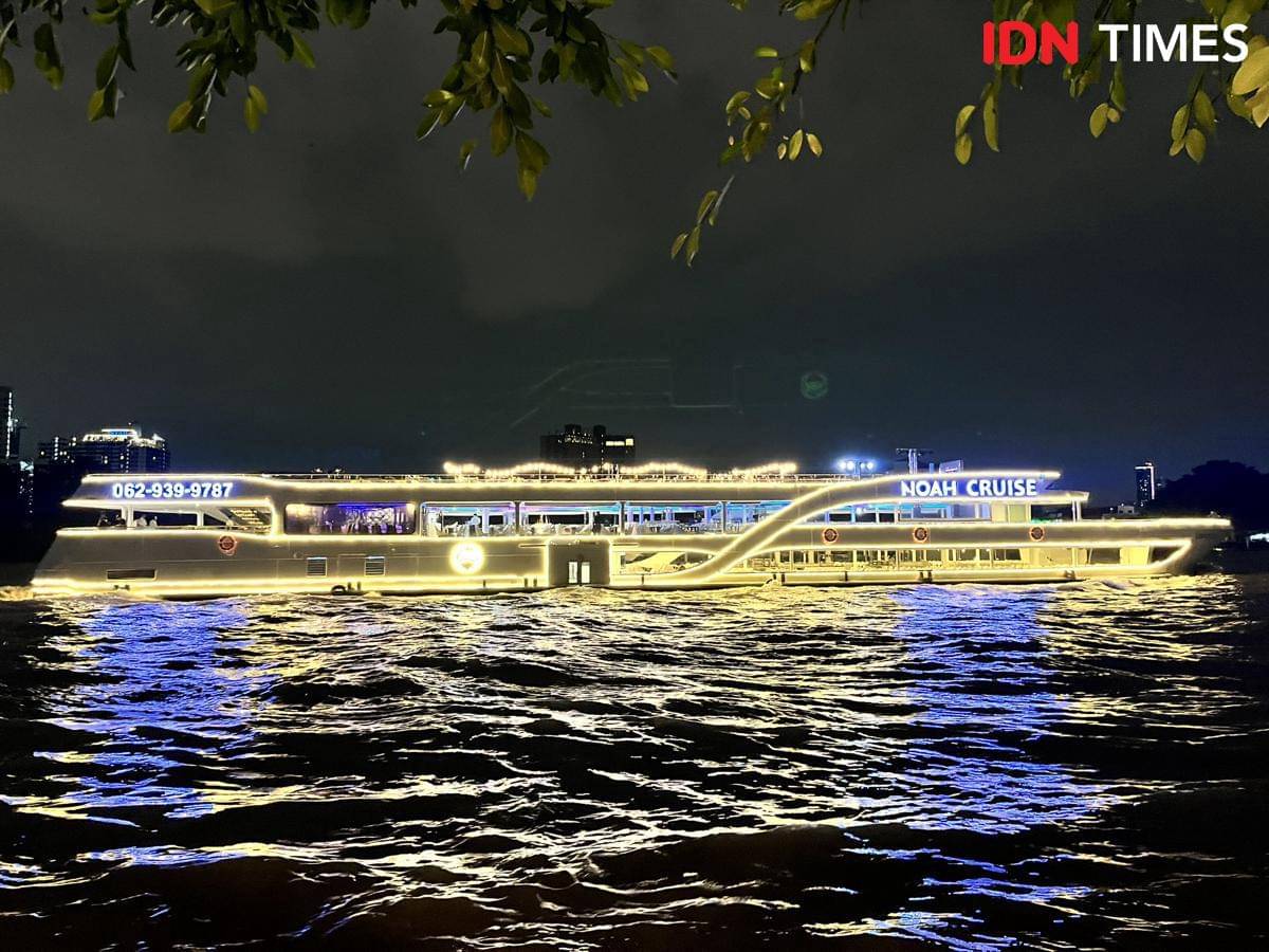 Potret Chao Phraya Cruise di Sungai Chao Phraya, Bangkok, Thailand 