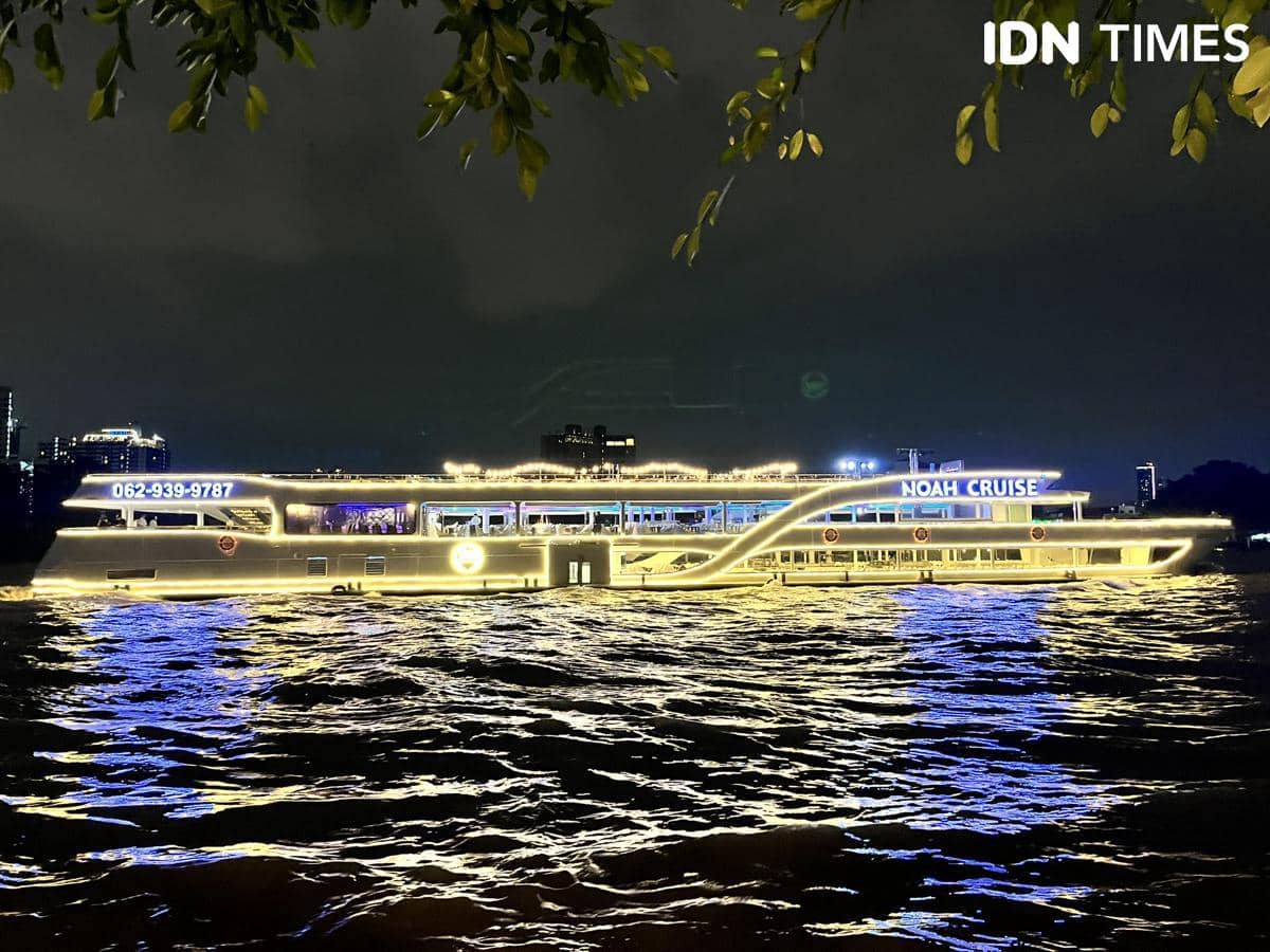 Potret Chao Praya Cruise di Sungai Chao Praya, Bangkok, Thailand 