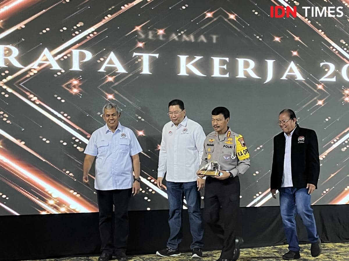 Jajaran pimpinan Asosiasi Pengusaha Truk Indonesia (Aptrindo) dari pusat hingga daerah hadir pada acara Rakerda DPD Aptrindo Jateng-DIY dan Rakercab DPC Aptrindo Tanjung Emas Semarang, Kamis (20/11/2025). (IDN Times/Anggun Puspitoningrum) 