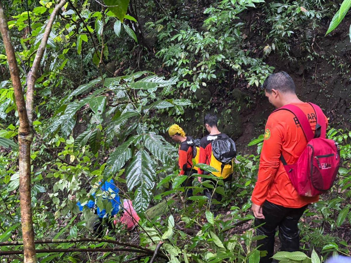 Tim SAR gabungan mencari orang dilaporkan hilang di hutan Manuju, Kabupaten Gowa, Sulawesi Selatan. (dok. Basarnas Makassar)
