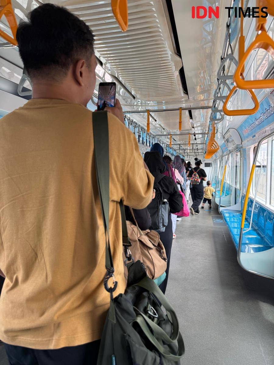Evakuasi penumpang MRT