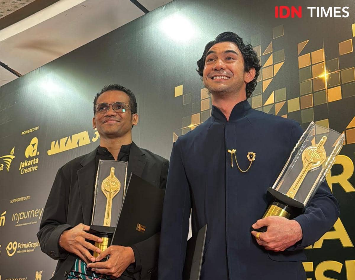 Reza Rahadian dan Felix K. Nesi sesaat setelah menerima Piala Citra untuk kategori Penulis Skenario Asli Terbaik FFI 2025