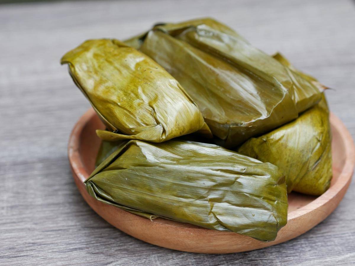 Buras atau lontong dibungkus daun pisang.