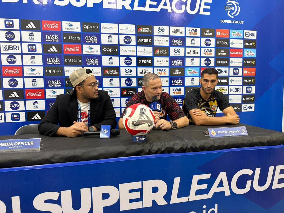 Pelatih Semen Padang FC, Dejan Antonic (tengah) saat konferensi pers.