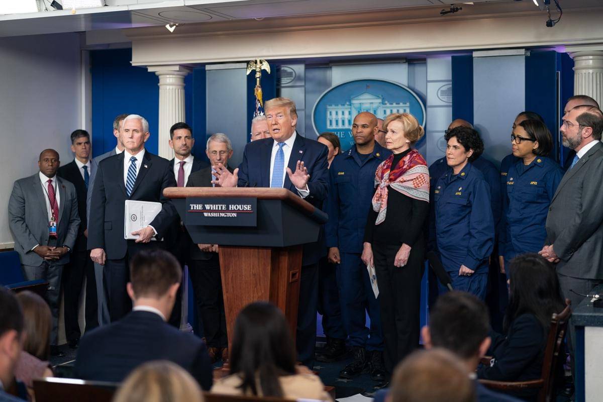 Presiden Donald J. Trump, didampingi Wakil Presiden Mike Pence dan anggota Gugus Tugas Virus Corona Gedung Putih, menyampaikan sambutan pada pengarahan perkembangan virus corona pada hari Minggu, 15 Maret 2020, di Ruang Pengarahan Pers James S. Brady, Gedung Putih. (The White House from Washington,