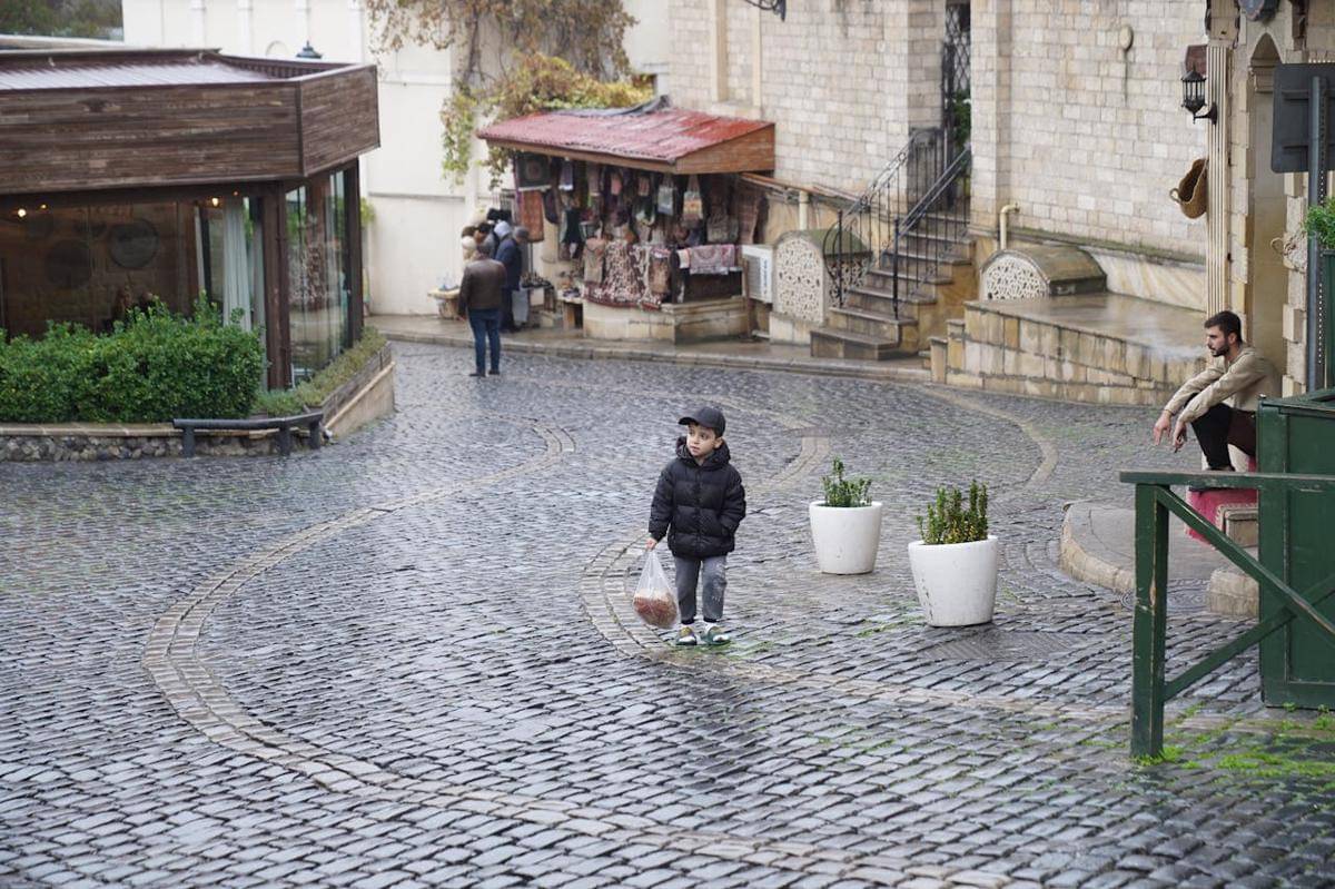 anak bermain sendirian