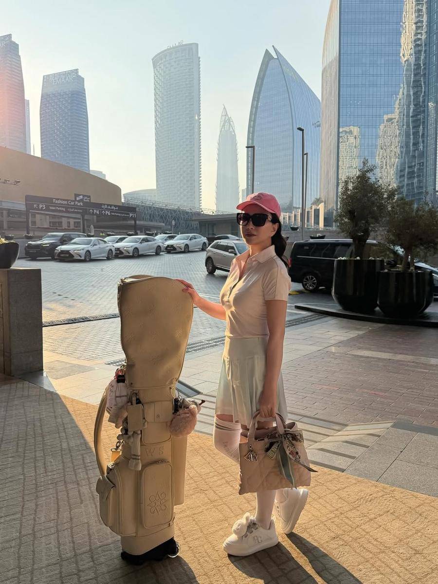 Potret Shandy Aulia main golf di Dubai. 