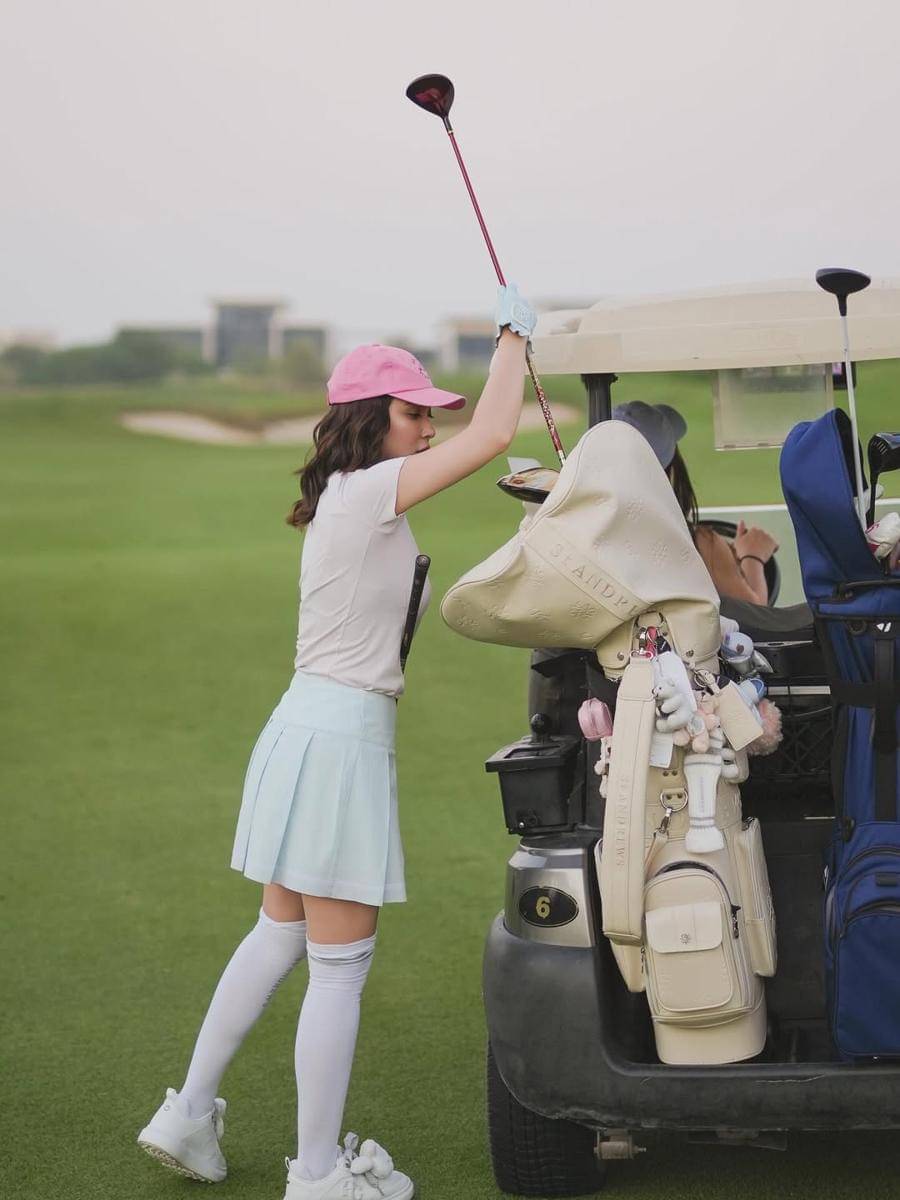 Potret Shandy Aulia main golf di Dubai. 