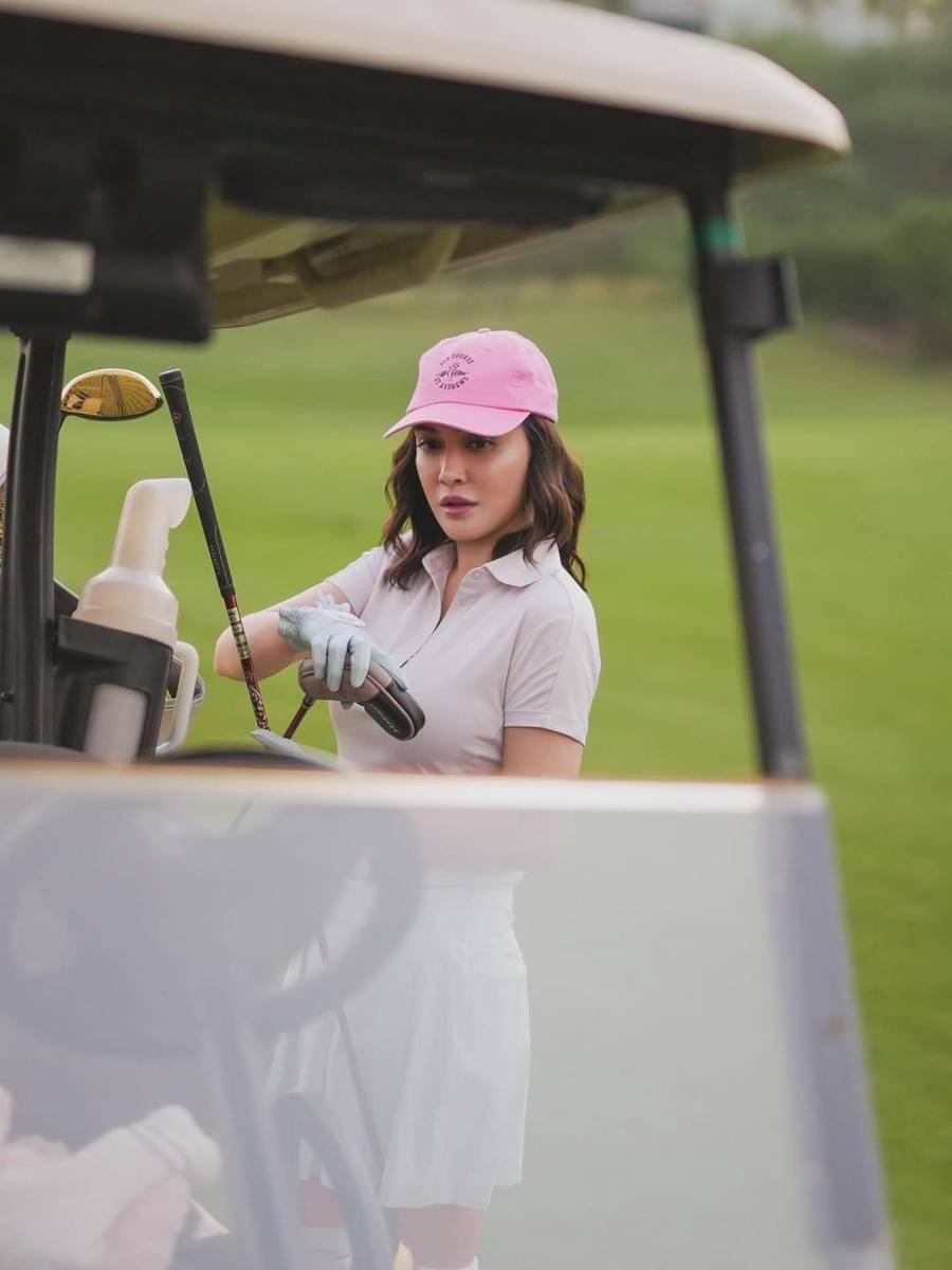 Potret Shandy Aulia main golf di Dubai. 