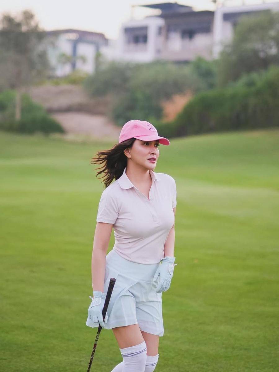 Potret Shandy Aulia main golf di Dubai. 