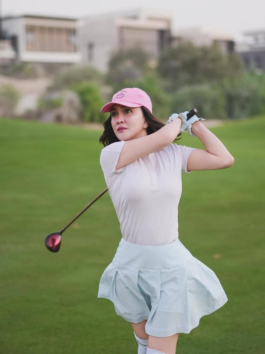 Potret Shandy Aulia main golf di Dubai. 