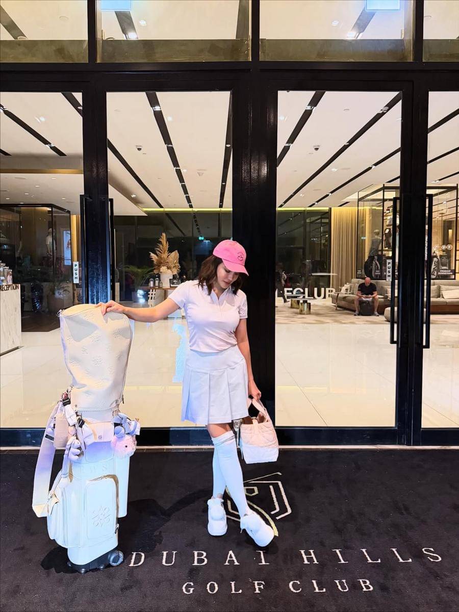 Potret Shandy Aulia main golf di Dubai. 