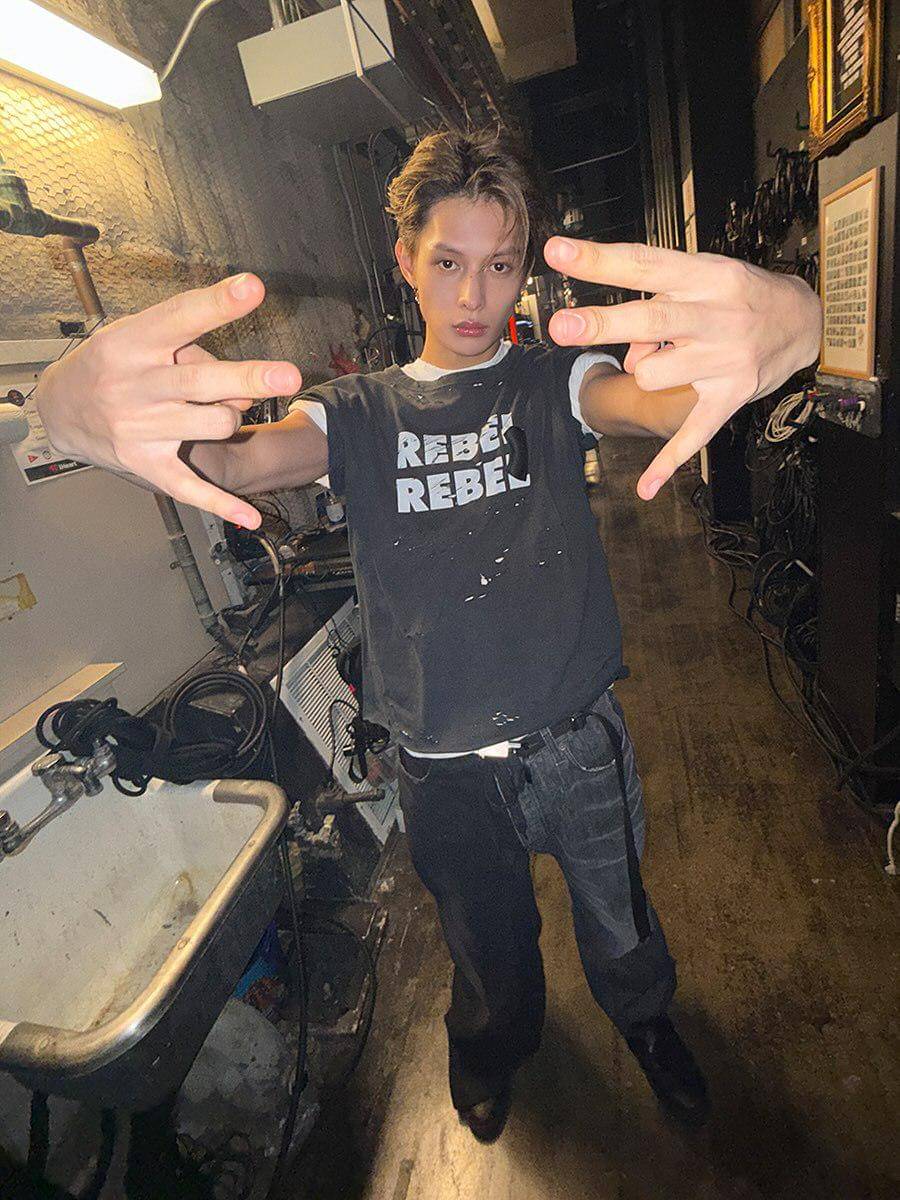 Outfit t-shirt ala James CORTIS