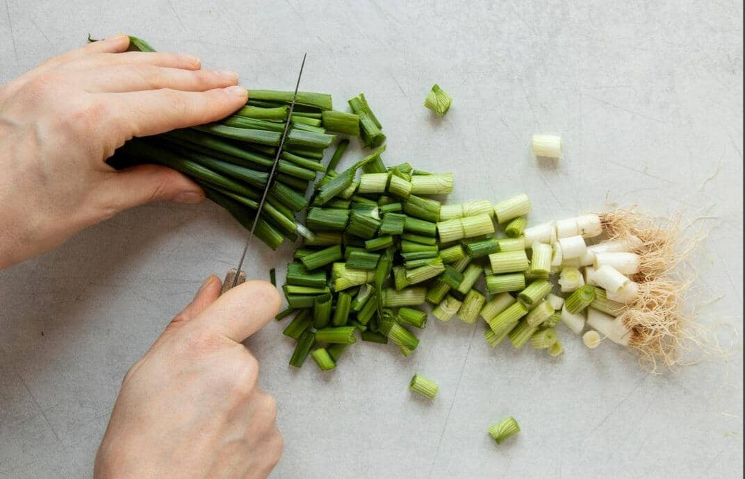 ilustrasi memotong daun bawang