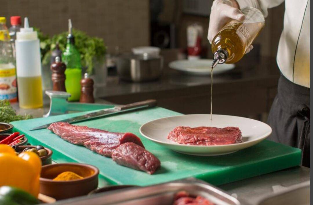 ilustrasi marinasi daging dengan olive oil