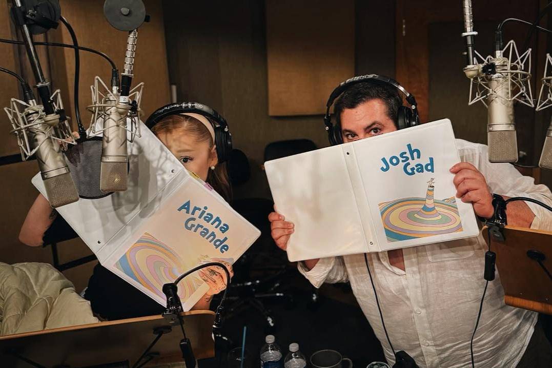Ariana Grande dan Josh Gad di BTS film Oh, the Places You'll Go!