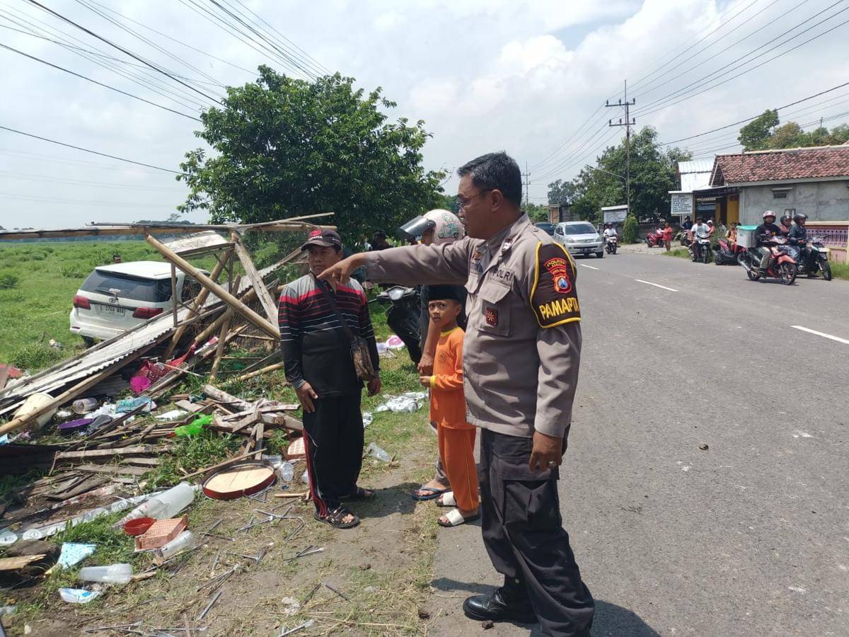 Polisi menunjukkan lokasi kecelakaan mobil Fortuner di Kediri. IDN Times/istimewa