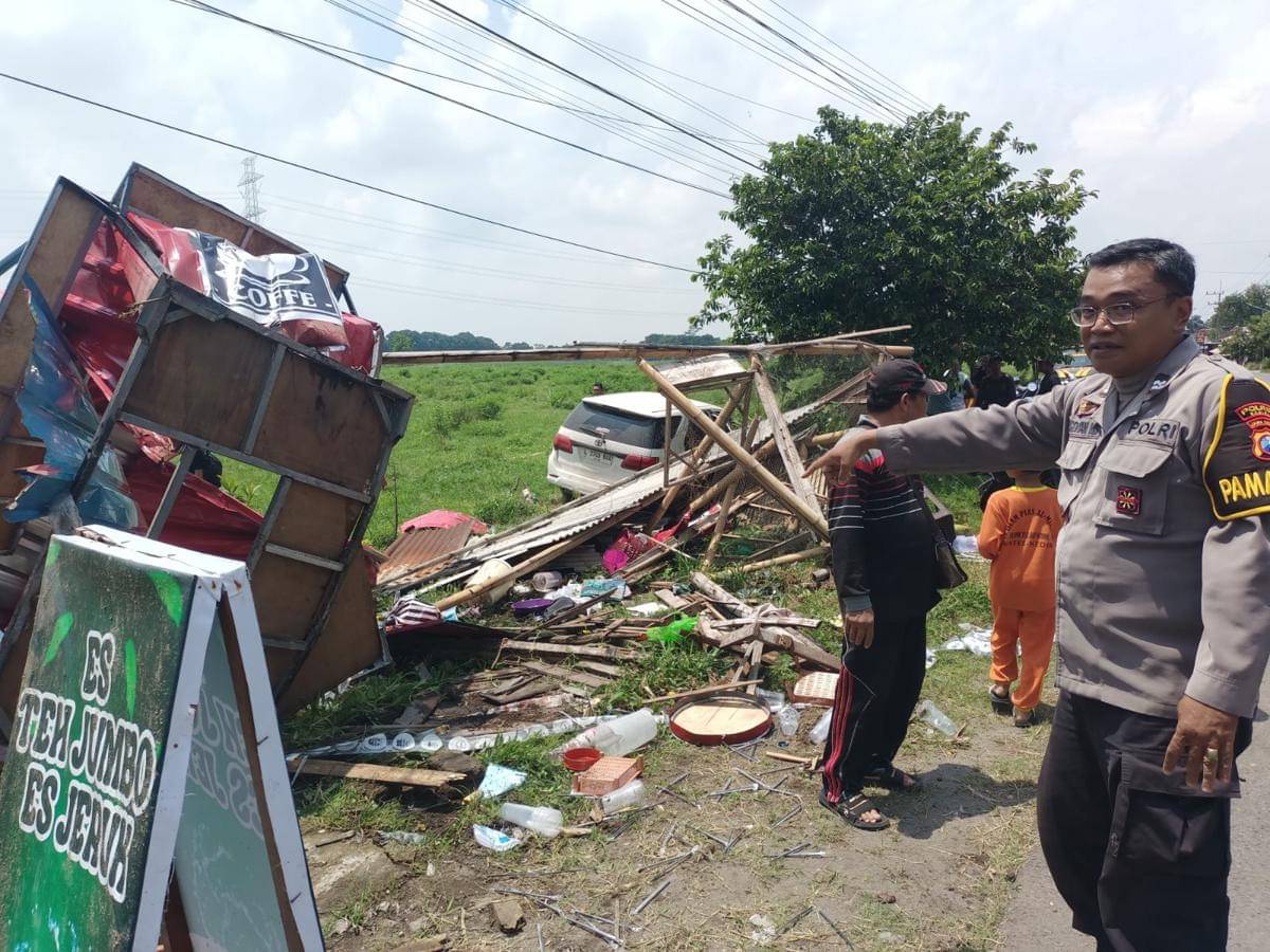 Polisi menunjukkan lokasi kecelakaan mobil Fortuner di Kediri. IDN Times/istimewa
