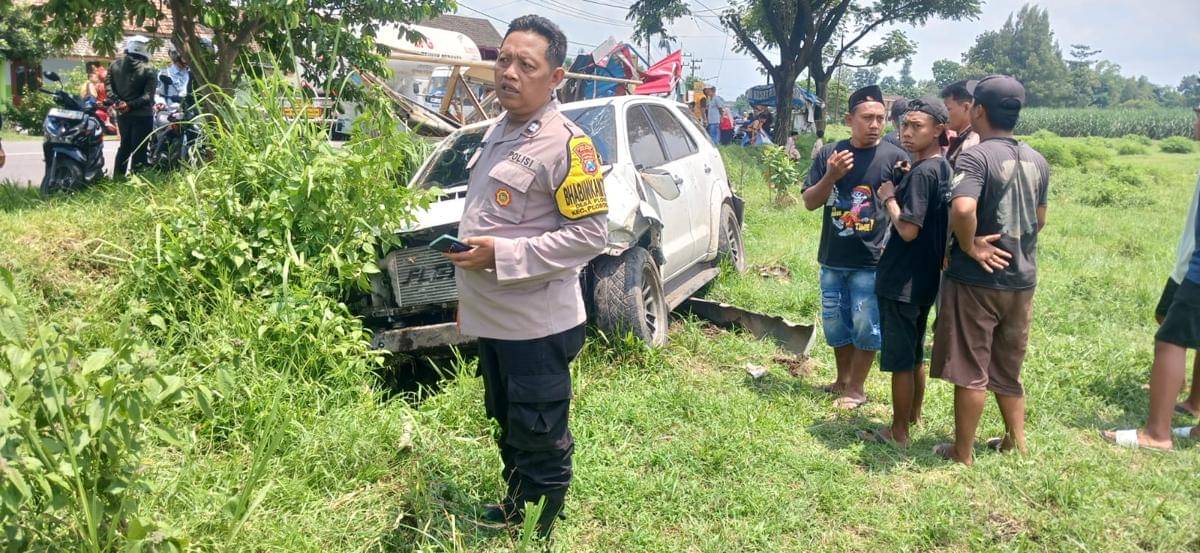 Polisi menunjukkan lokasi kecelakaan mobil Fortuner di Kediri. IDN Times/istimewa