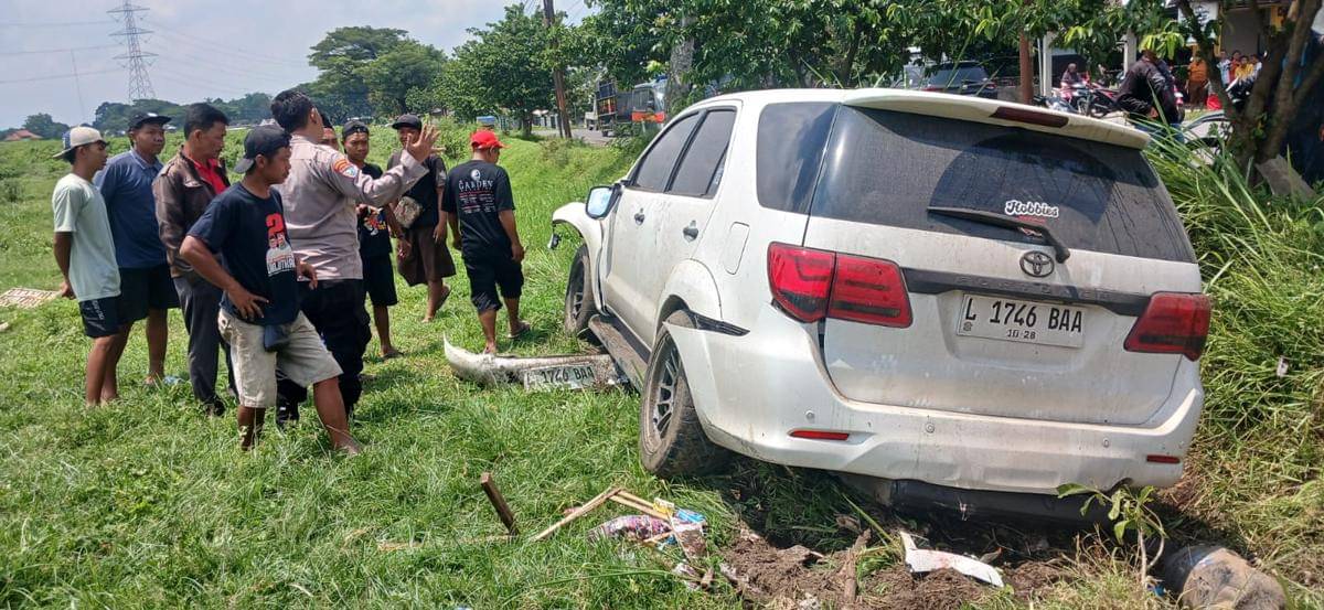 Polisi menunjukkan lokasi kecelakaan mobil Fortuner di Kediri. IDN Times/istimewa