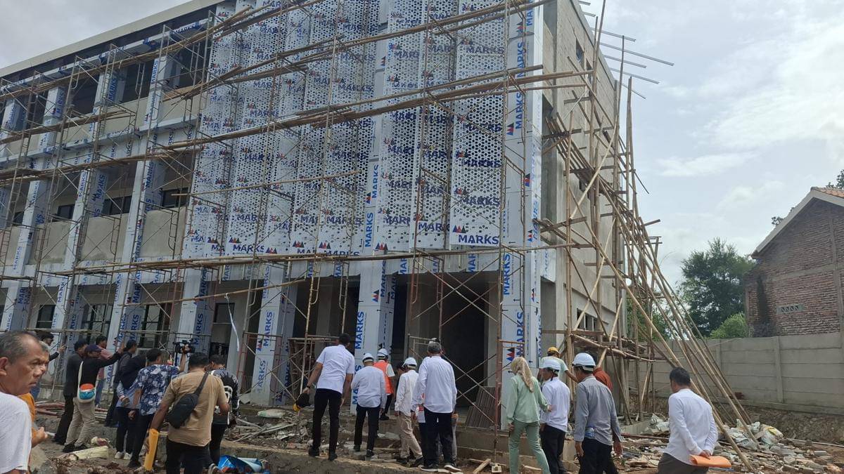Andra Soni meninjau pembangunan SMAN 9 Kota Serang (Dok. Khaerul Anwar)