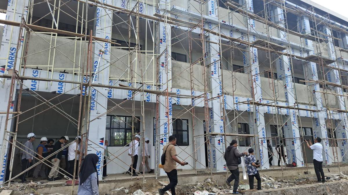 Andra Soni meninjau pembangunan SMAN 9 Kota Serang (Dok. Khaerul Anwar)