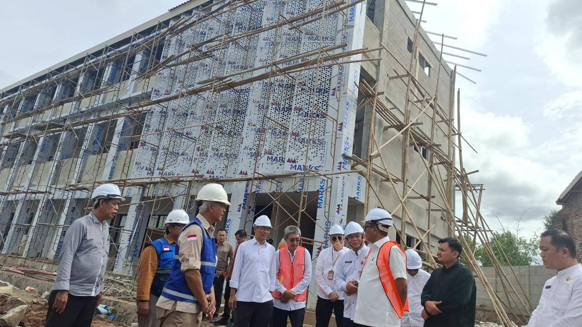 Andra Soni meninjau pembangunan SMAN 9 Kota Serang (Dok. Khaerul Anwar)