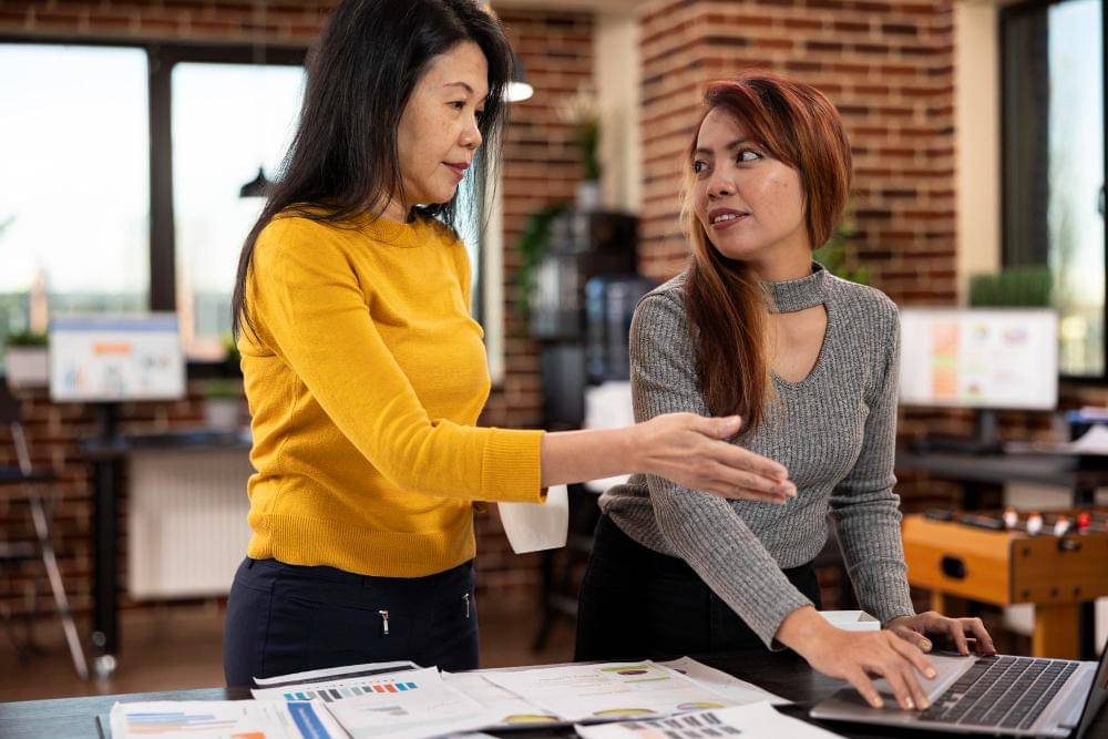 ilustrasi memberi kesempatan teman bekerja