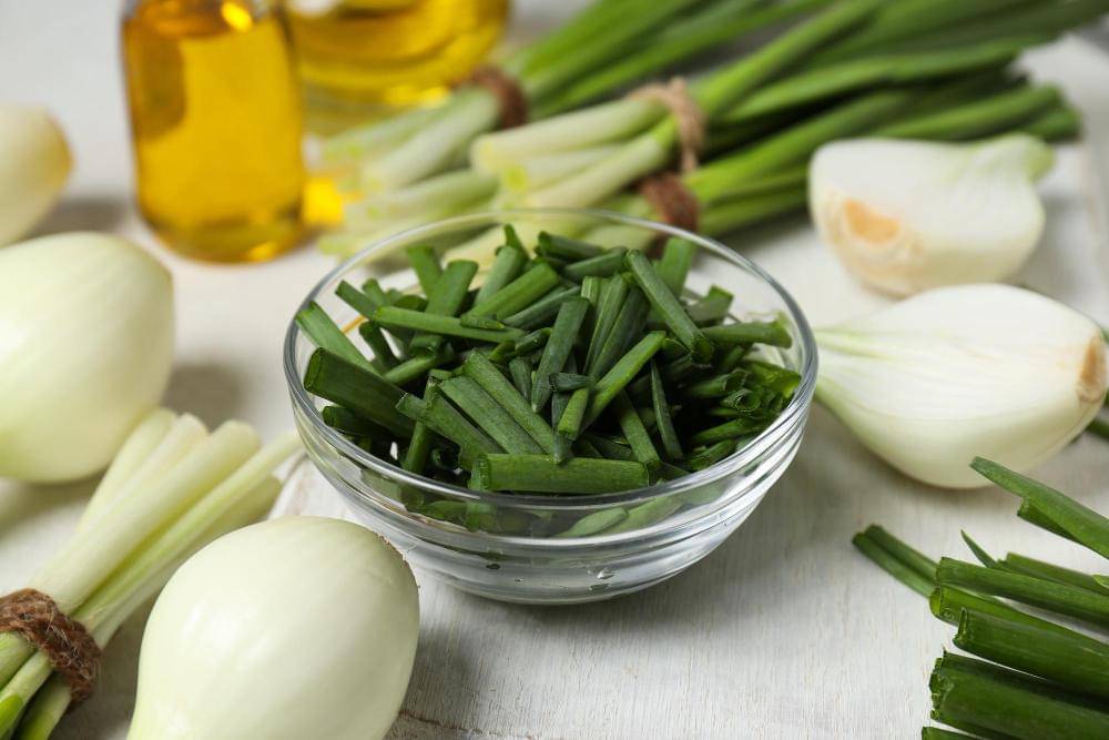 ilustrasi menyimpan daun bawang