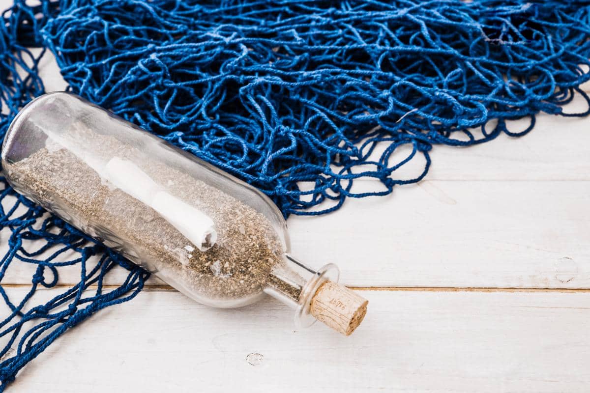 ilustrasi pesan dalam botol