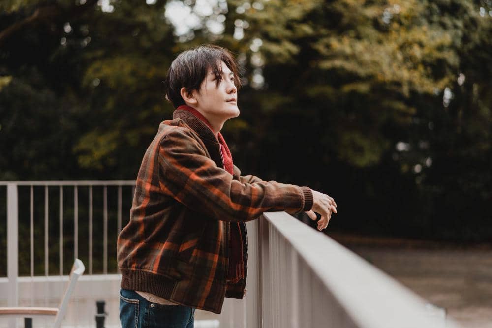 ilustrasi laki-laki merenung