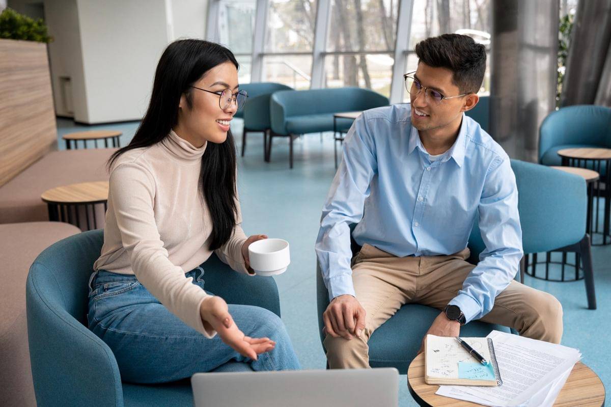 ilustrasi orang mendengarkan