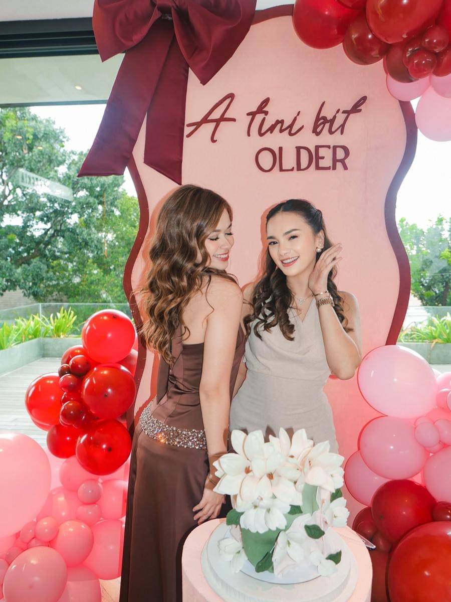 Artis di Ultah Rebbeca Kloppers (instagram.com/rklopperr)