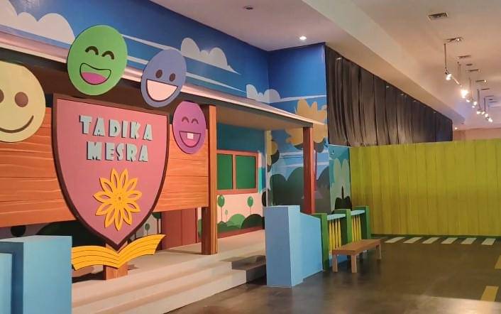 ilustasi dekorasi ulang tahun Upin Ipin