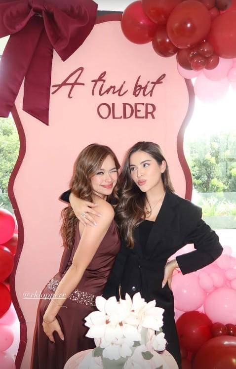 Artis di Ultah Rebbeca Kloppers (instagram.com/rklopperr)