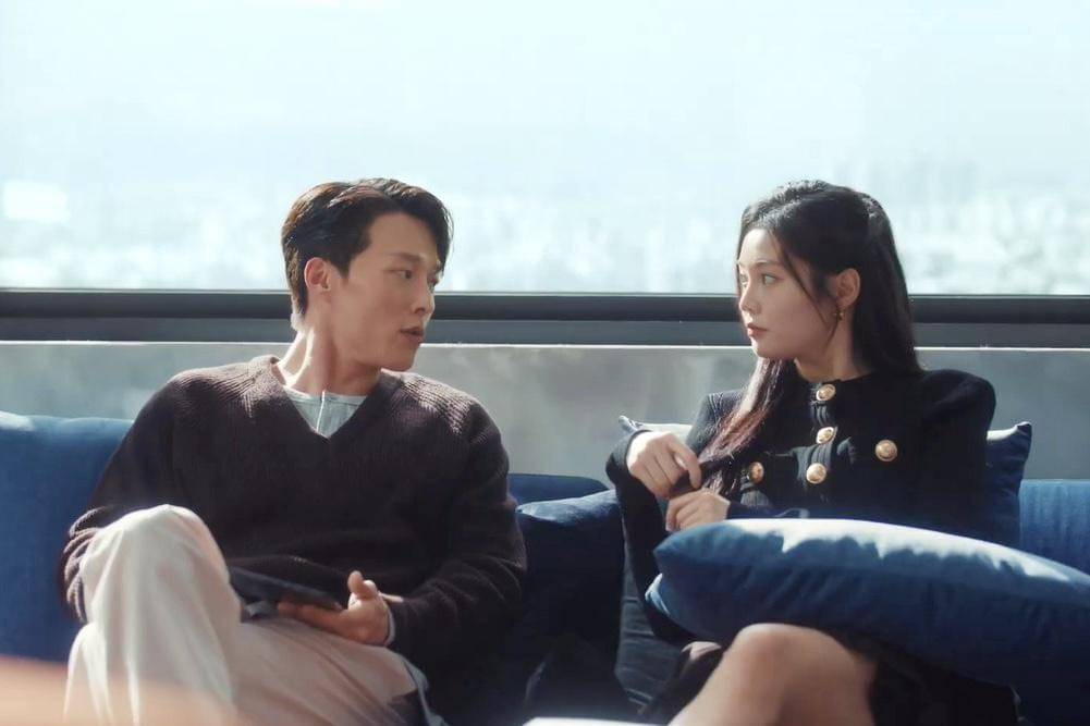 Gong Ji Hyeok (Jang Ki Yong) dan Yu Ha Yeong (Woo Da Vi) dalam drakor Dynamite Kiss