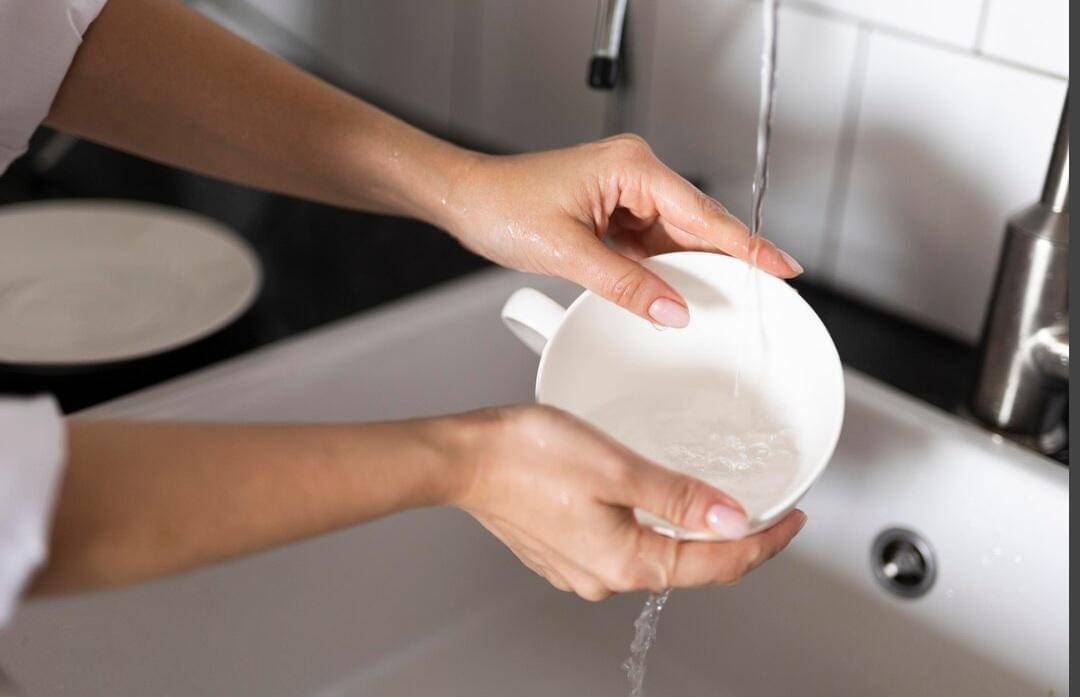 ilustrasi membersihkan gelas