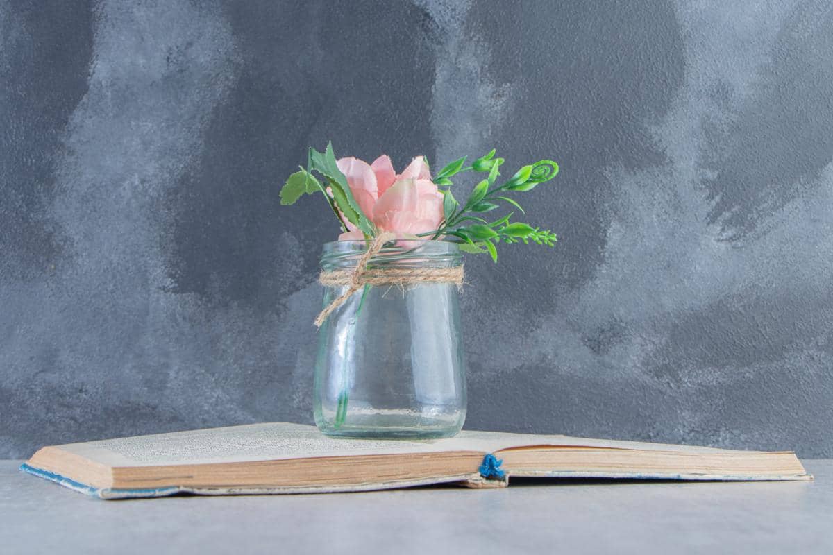 ilustrasi vas bunga dari botol bekas