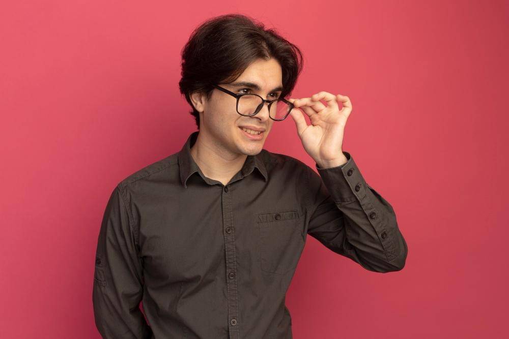 https://www.freepik.com/free-photo/smiling-looking-side-young-handsome-guy-wearing-black-t-shirt-wearing-holding-glasses-isolated-pink-wall_13958749.htm#fromView=search&page=1&position=4&uuid=f8ff3f04-51b4-4703-a859-721c8d8dc49d&query=pria+berkacamata