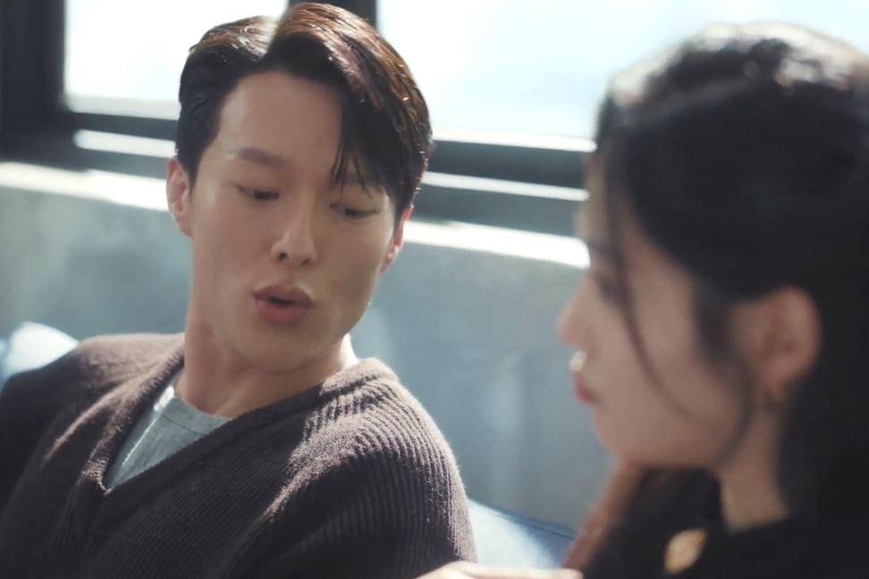 Gong Ji Hyeok (Jang Ki Yong) dan Yu Ha Yeong (Woo Da Vi) dalam drakor Dynamite Kiss 