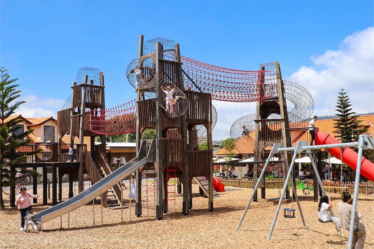 Arena bermain outdoor di Bali Farm House. 