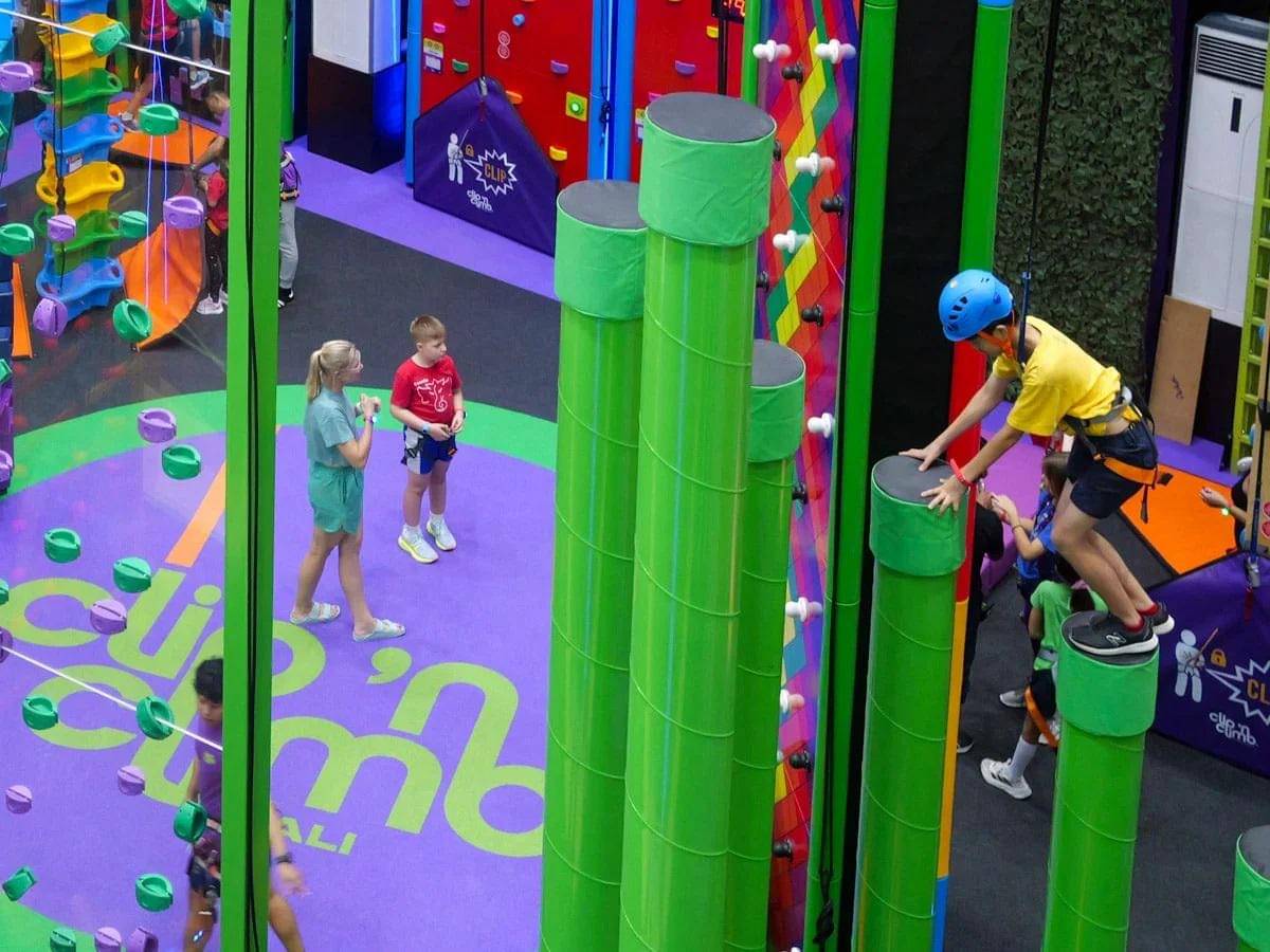 Permainan di Clip 'n Climb.